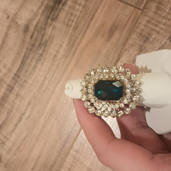 Large costume rhinestone ring with adjustable band in good used condition - Picture 2 of 7